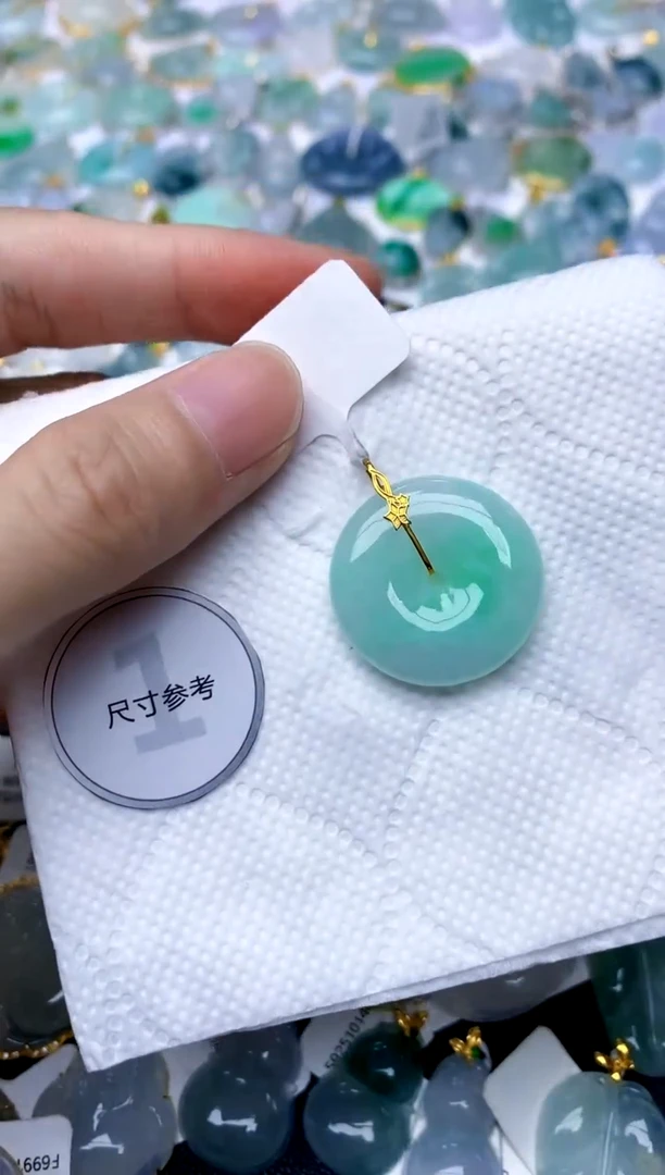 颈饰18K金镶嵌翡翠天然A货翡翠