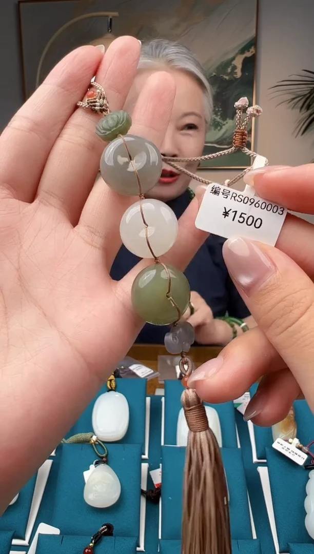 颈饰未镶嵌和田玉吊坠  RS