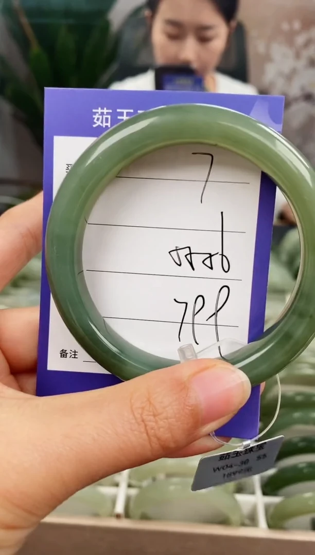 未镶嵌手镯和田玉微色差7