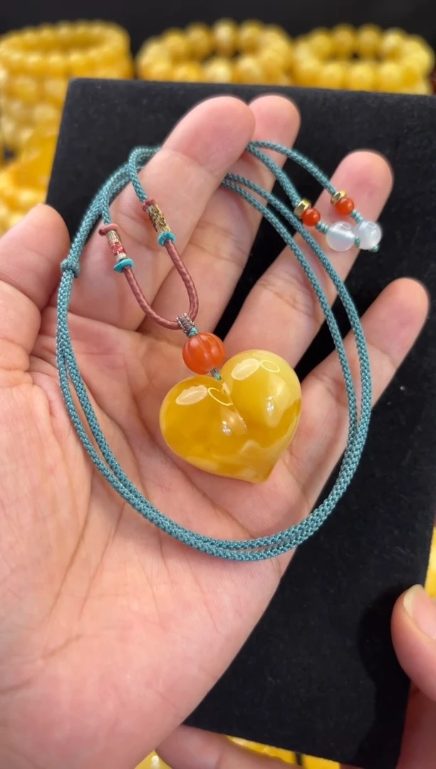 蜜蜡颈饰未镶嵌俄料溶洞妖花桃心