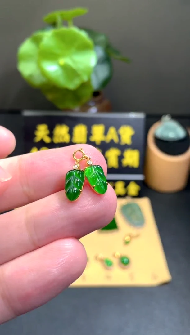 颈饰18K金镶嵌翡翠翡翠A货
