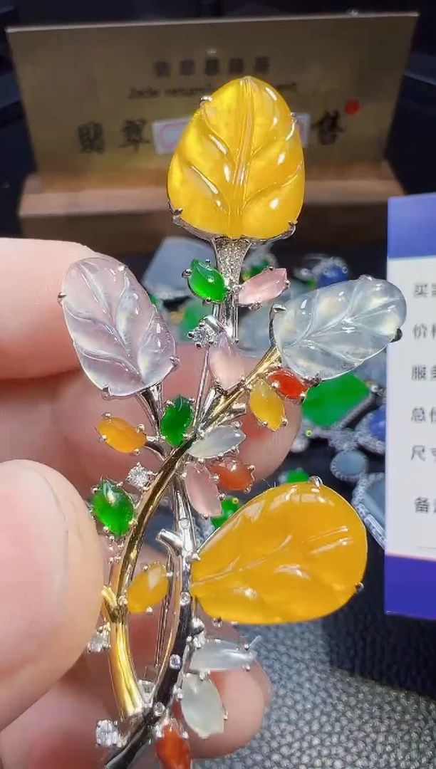 翡翠18K金镶嵌颈饰l*i翡翠