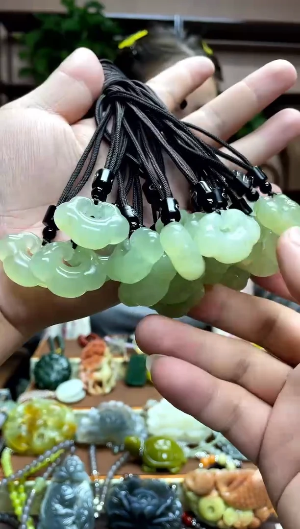 未镶嵌岫玉颈饰多样性发货发其中之一
