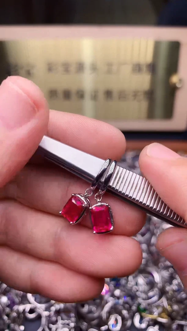 【闪购商品】红宝石耳饰银S925镶嵌........