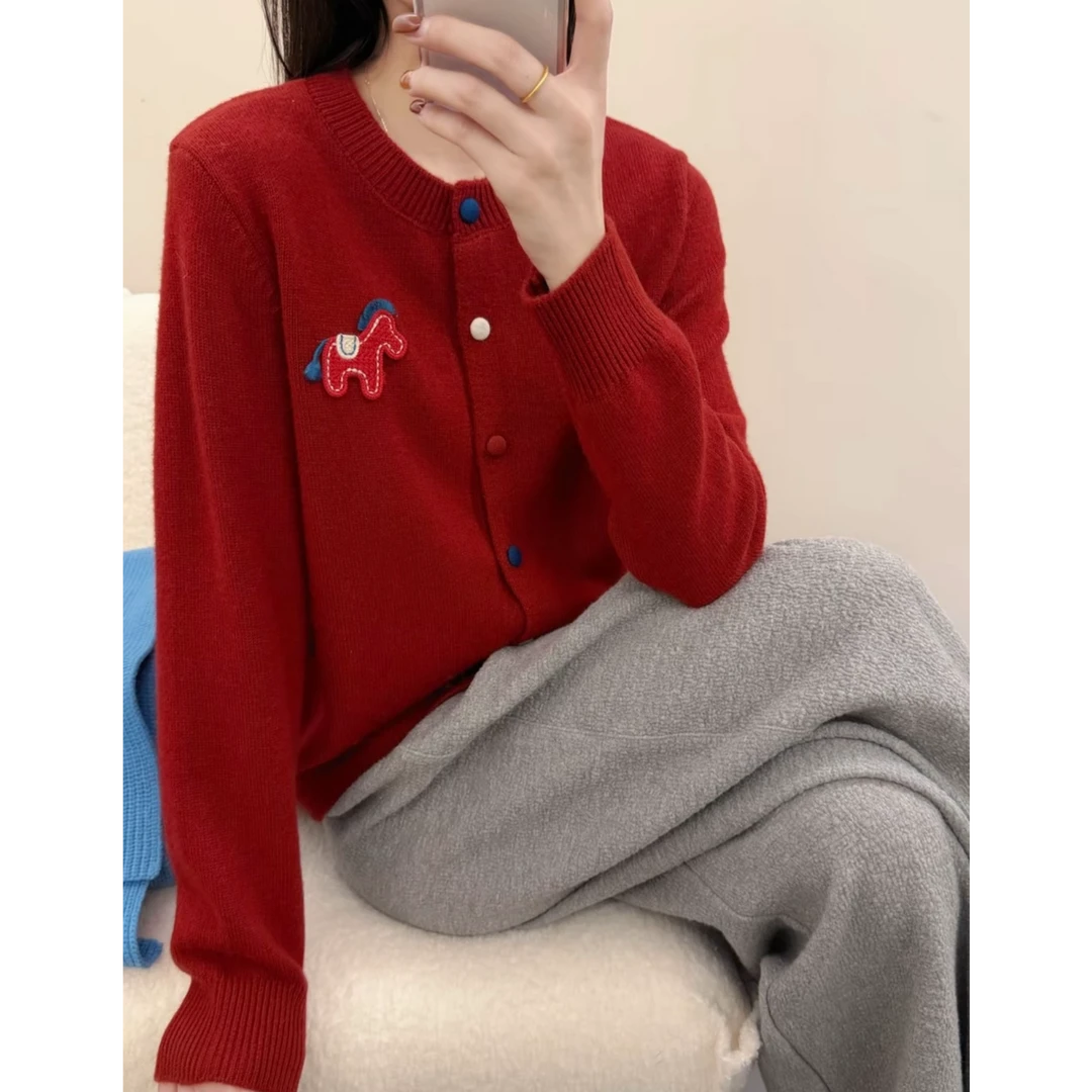 韩系圆领刺绣小马彩扣宽松软糯针织开衫上衣女秋冬新款洋气毛外套