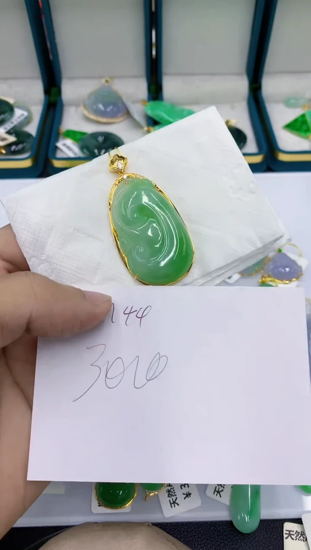 颈饰18K金镶嵌翡翠翡翠