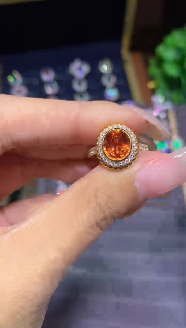 18K金镶嵌戒指石榴石（芬达石）3ct