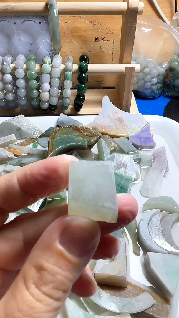 裸石翡翠畲****珍翡翠小边料