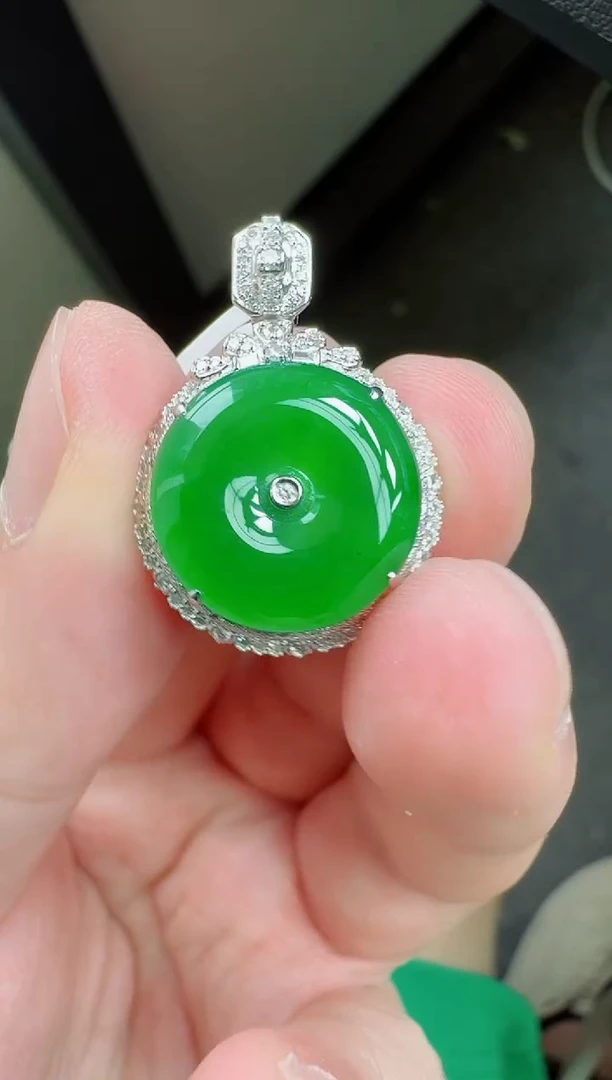 颈饰18K金镶嵌翡翠寄售回流，24小时鉴赏期