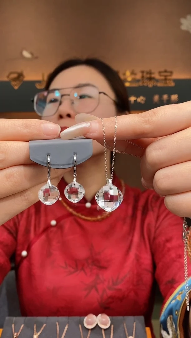 【闪购商品】水晶两件套银S925镶嵌水晶吊坠耳钉两件套