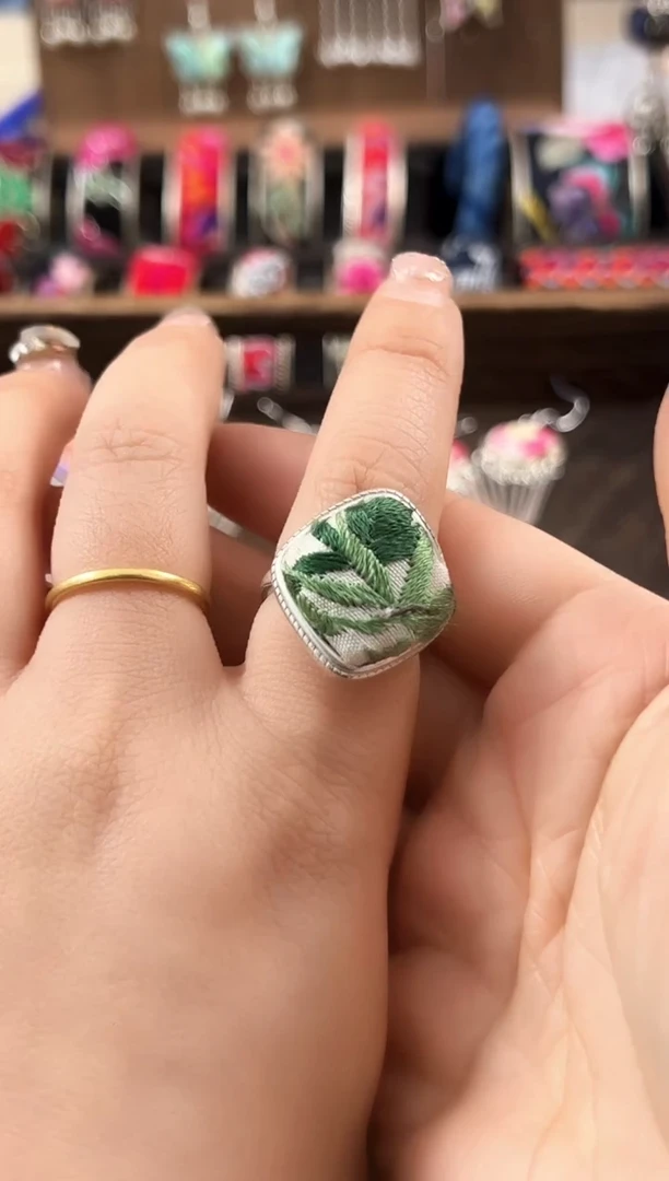 【闪购商品】织绣民族风老绣饰品526