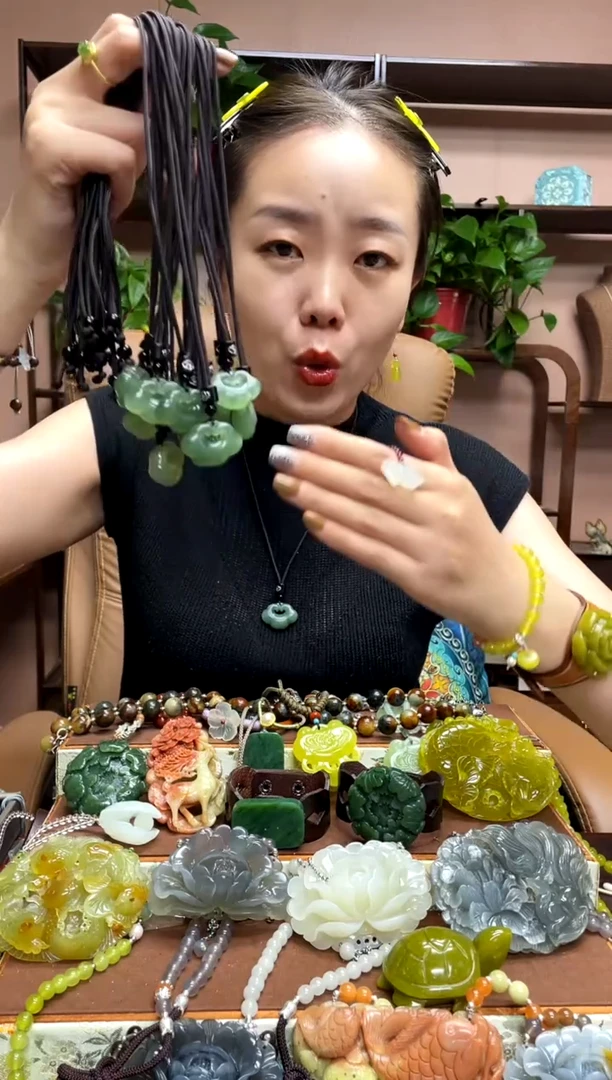 未镶嵌岫玉吊坠多样性发货发其中之一