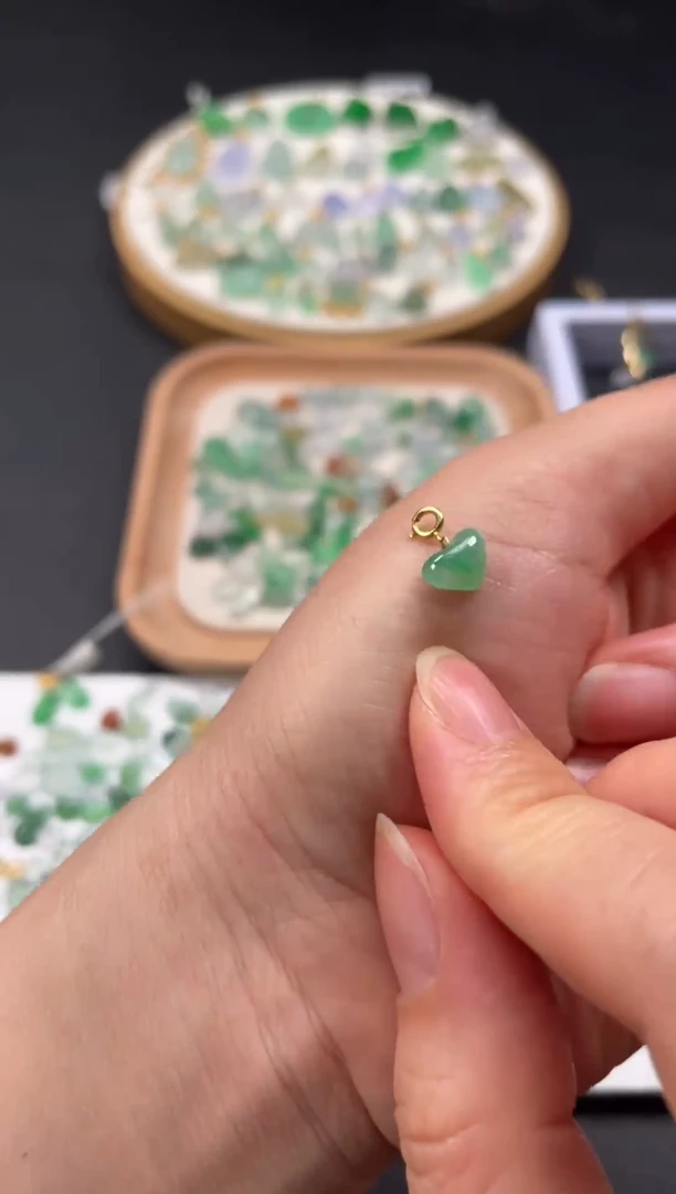 吊坠(不含链)18K金镶嵌翡翠一个JK521