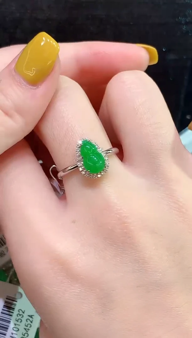 18K金镶嵌戒指翡翠多样性发其一