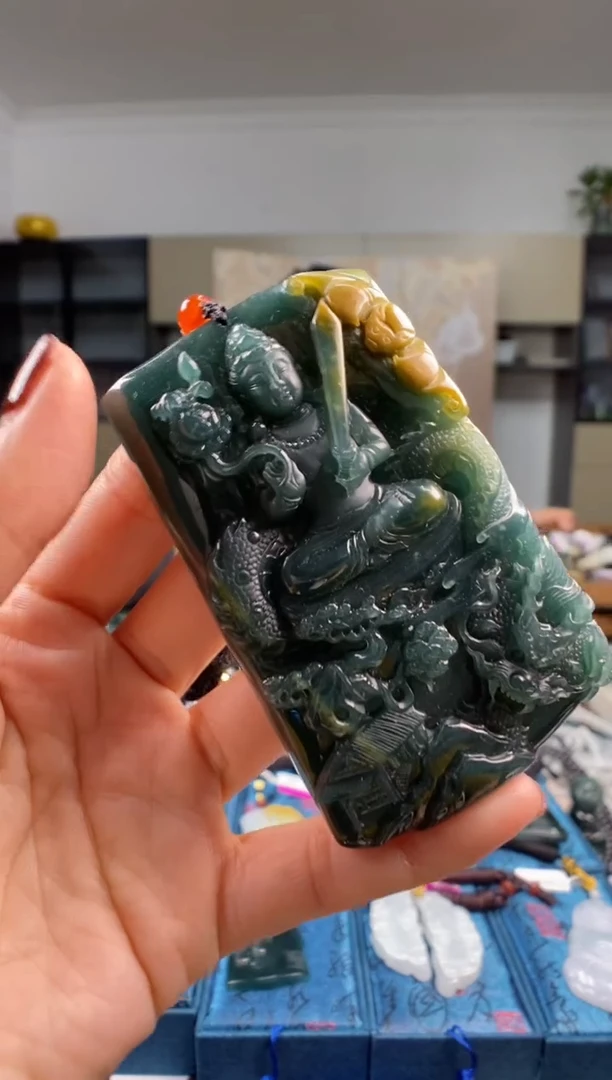 颈饰未镶嵌翡翠  多样性发其一