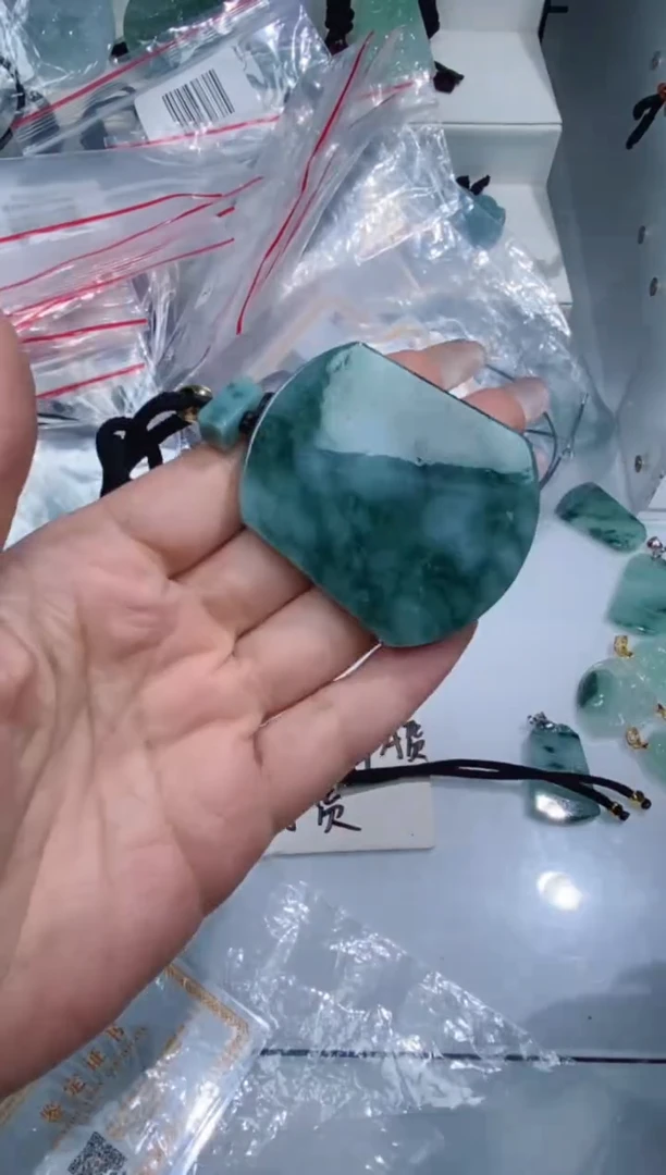 颈饰未镶嵌翡翠吊坠