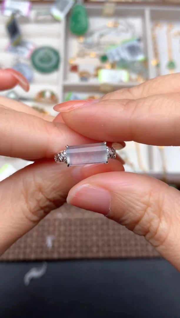 18K金镶嵌挂件翡翠一