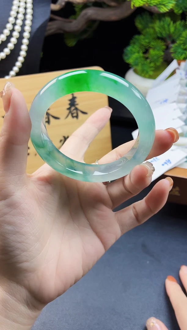 未镶嵌手镯翡翠A56,全款84W，定金2W