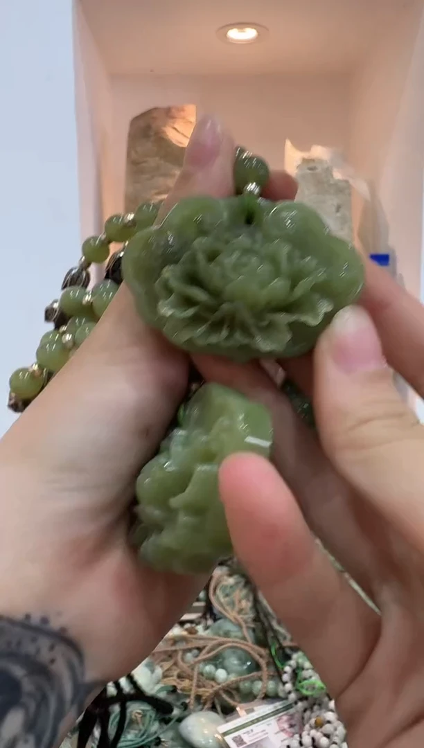 岫玉未镶嵌颈饰湖水绿手工雕刻牡丹花【半珠链】