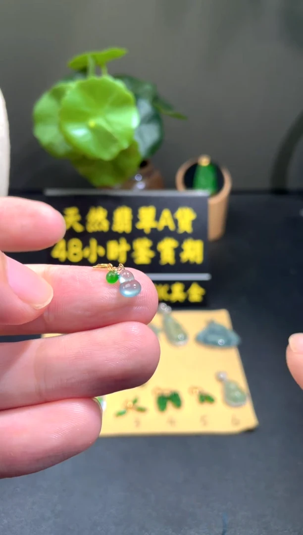 颈饰18K金镶嵌翡翠翡翠A货
