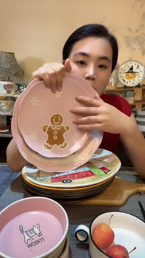瓷片粉色大小盘2件  微瑕介意勿拍