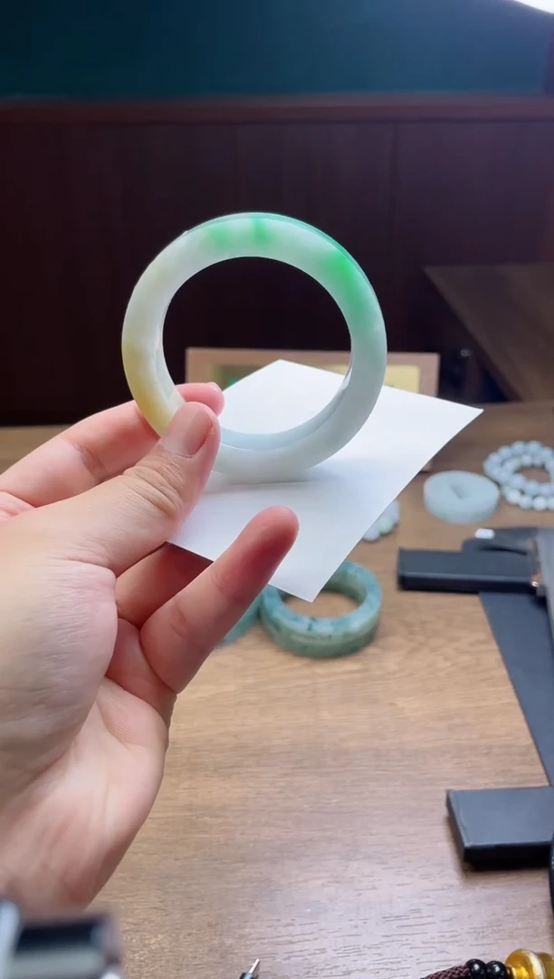 未镶嵌手镯定制翡翠英*?定制