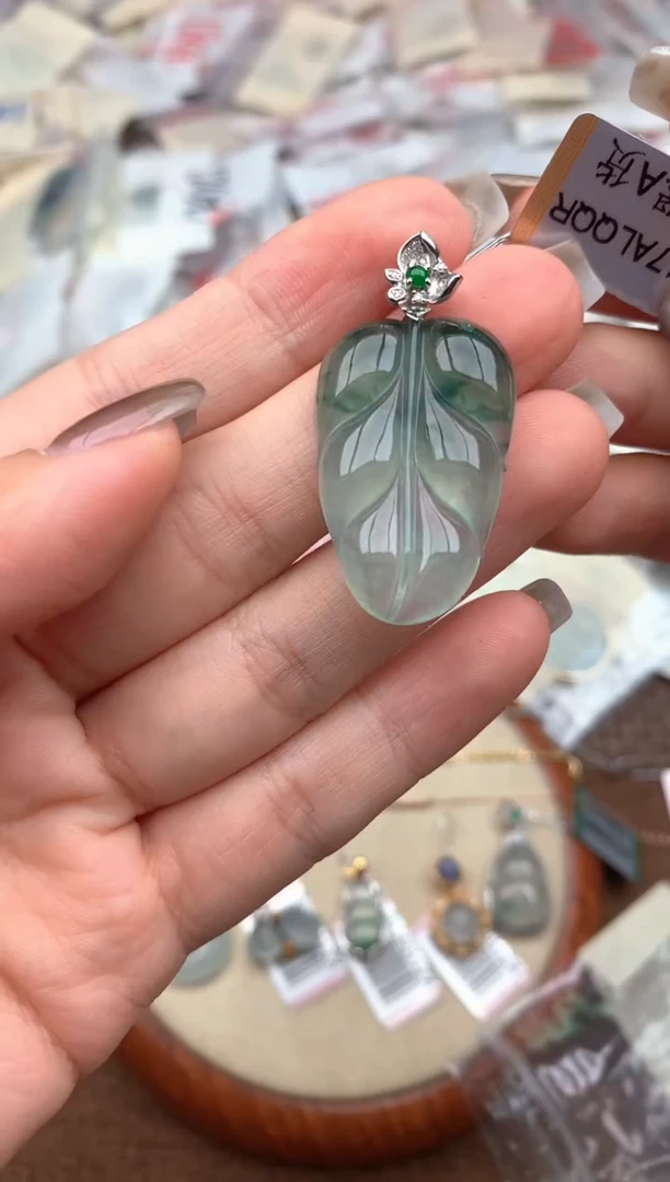 18K金镶嵌挂件翡翠—