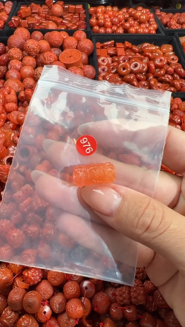 南红玛瑙未镶嵌颈饰1