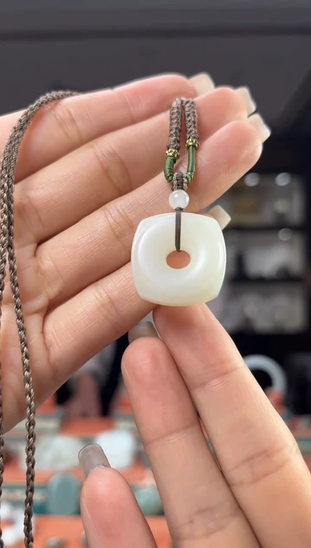 颈饰未镶嵌和田玉佩佩