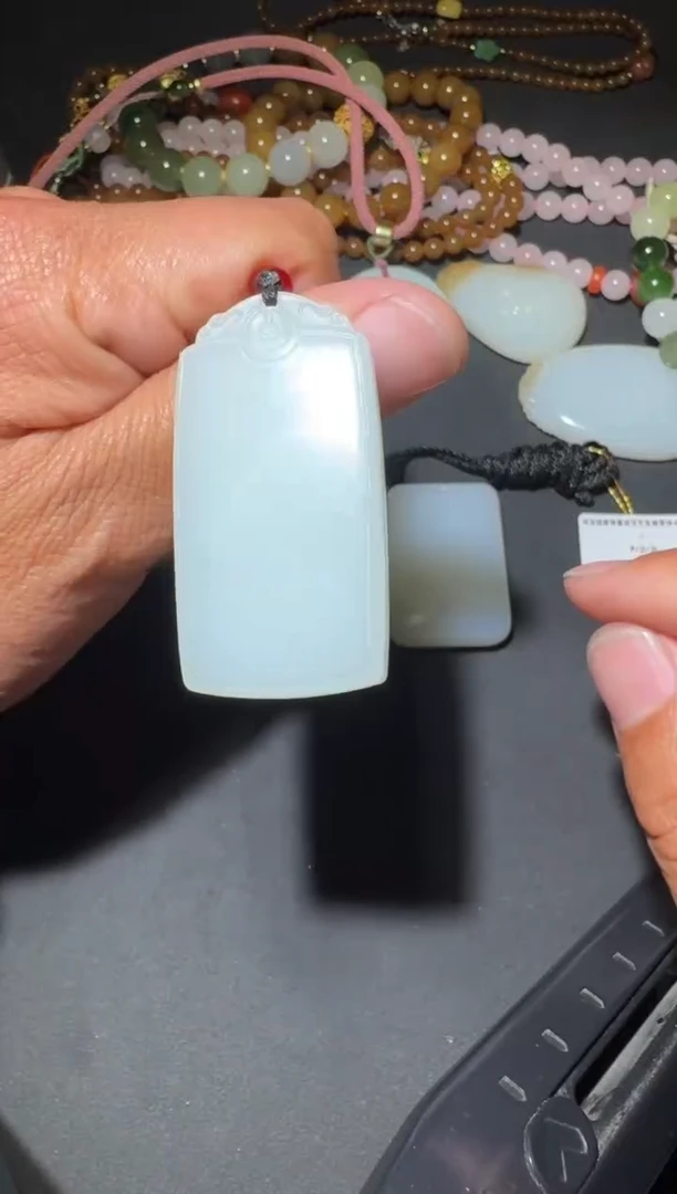 未镶嵌和田玉（糖玉）挂件和田玉