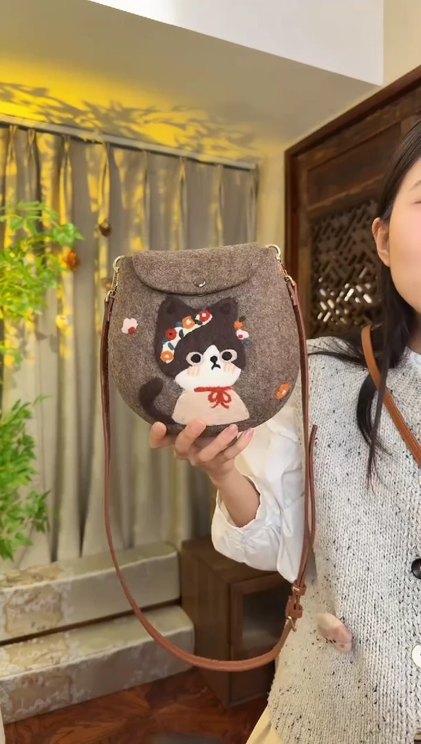 羊毛非遗羊毛毡包 蛋蛋包花环猫咪