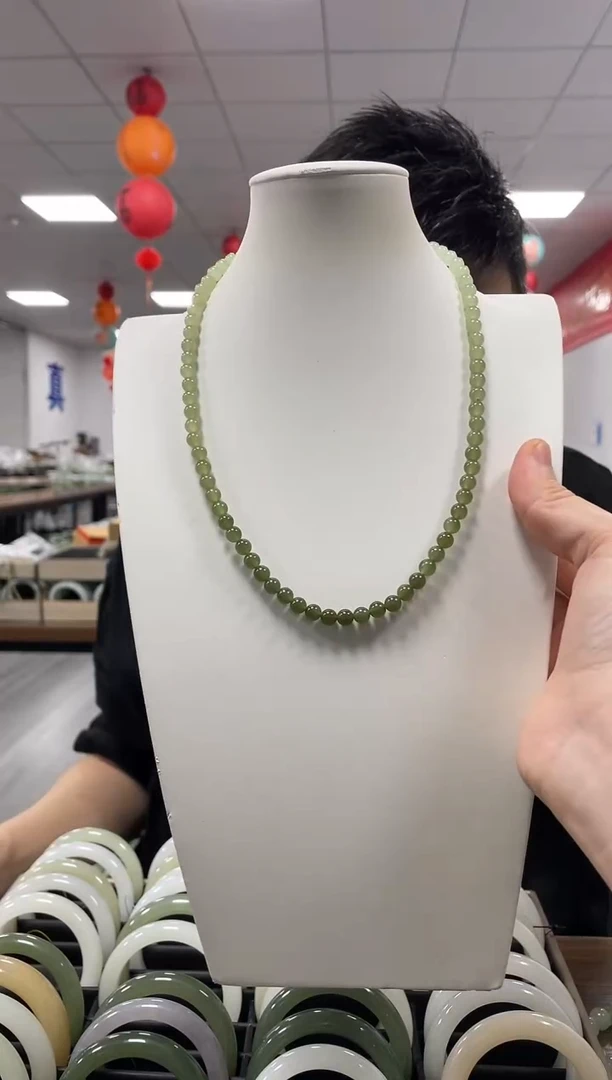 和田玉未镶嵌颈饰湖水渐变卡6项链一条