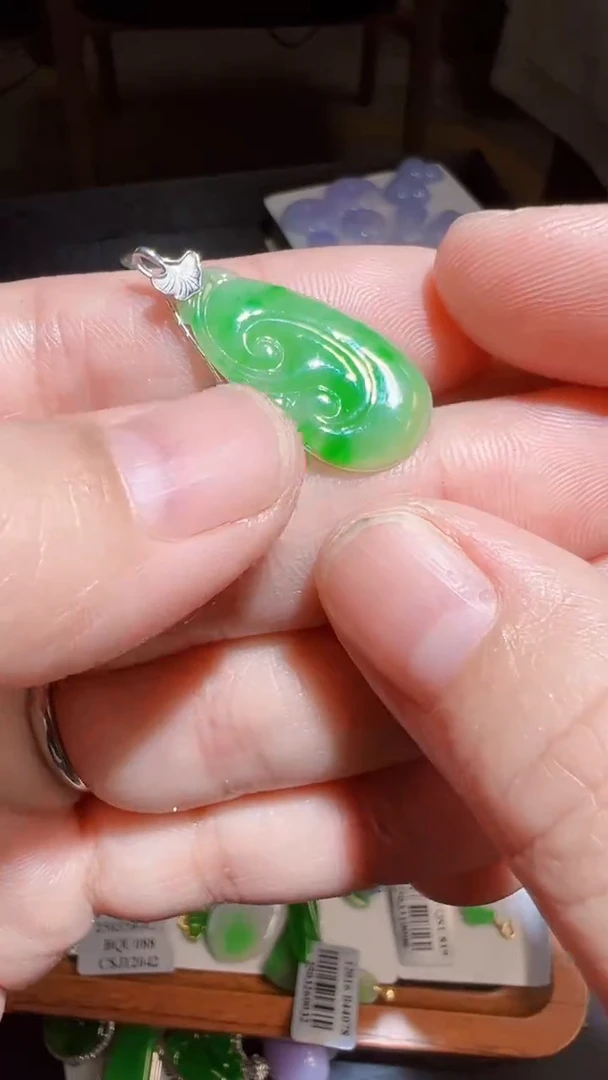 翡翠18K金镶嵌颈饰如意