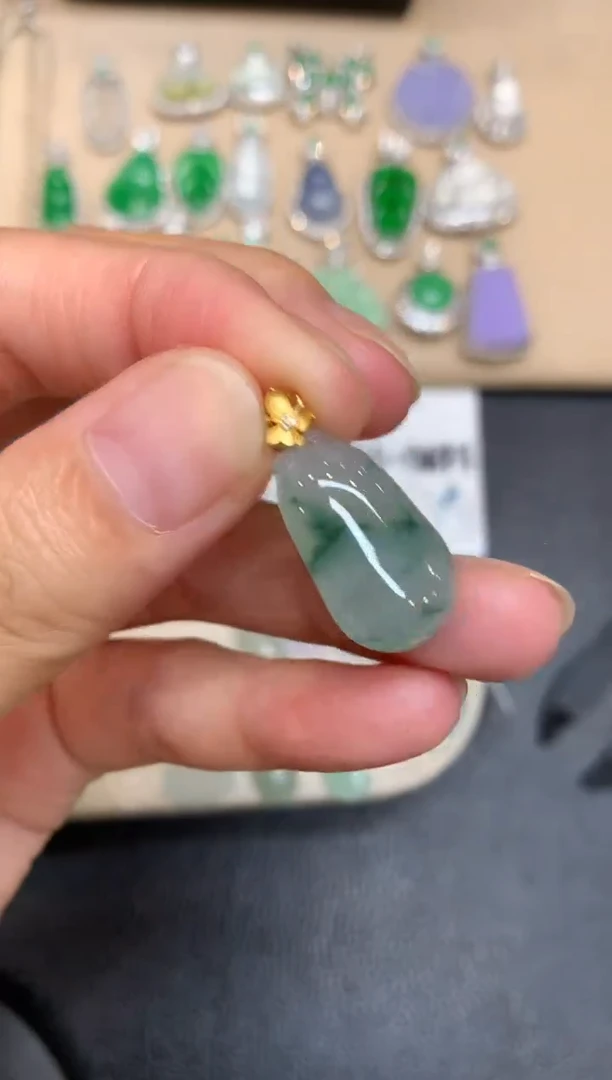 颈饰18K金镶嵌翡翠福瓜【无服务费