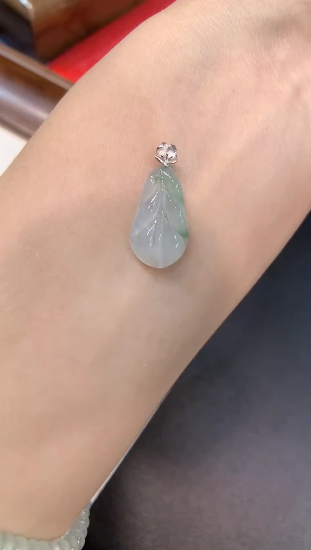 颈饰18K金镶嵌翡翠叶子