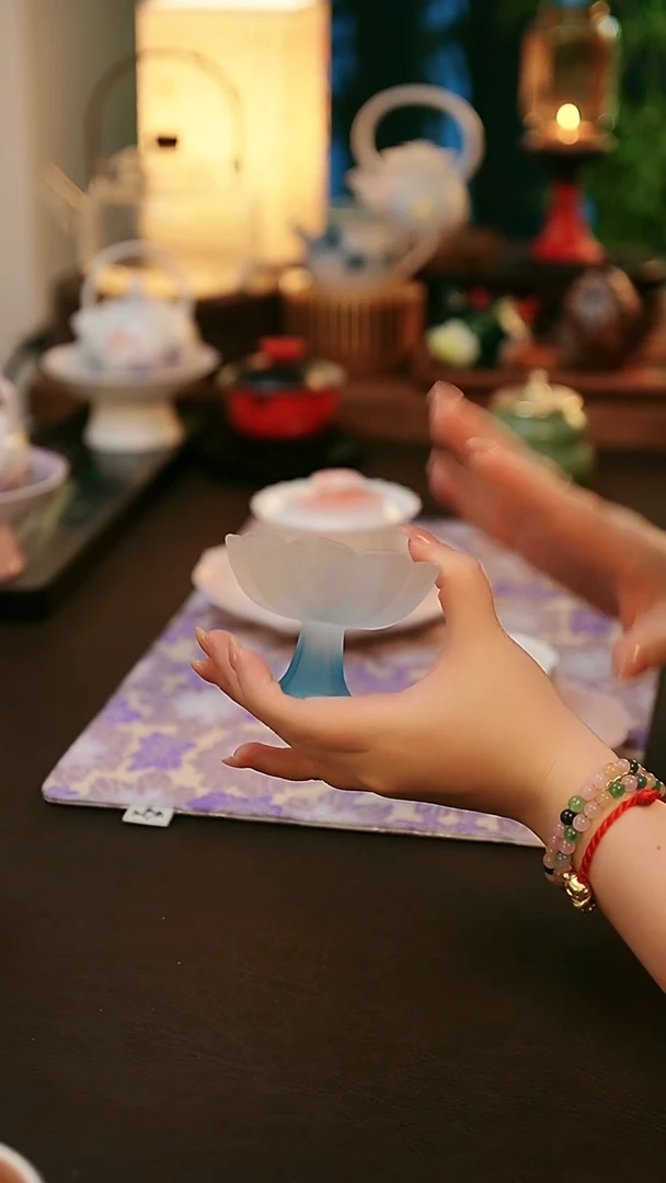陶瓷茶具渐变蓝莲花盏