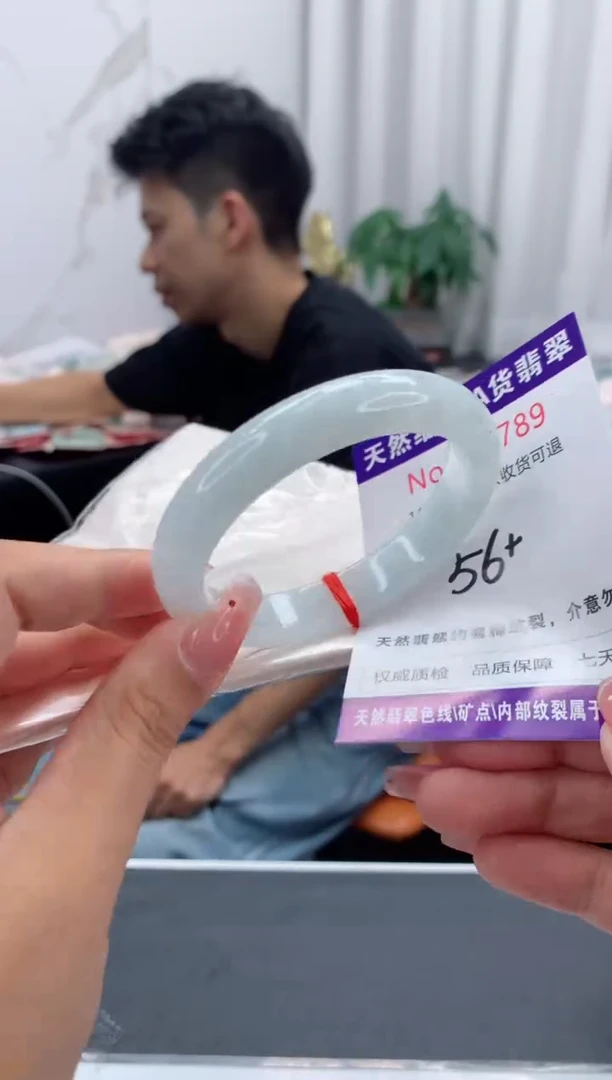 未镶嵌手镯翡翠有纹，完美者勿拍