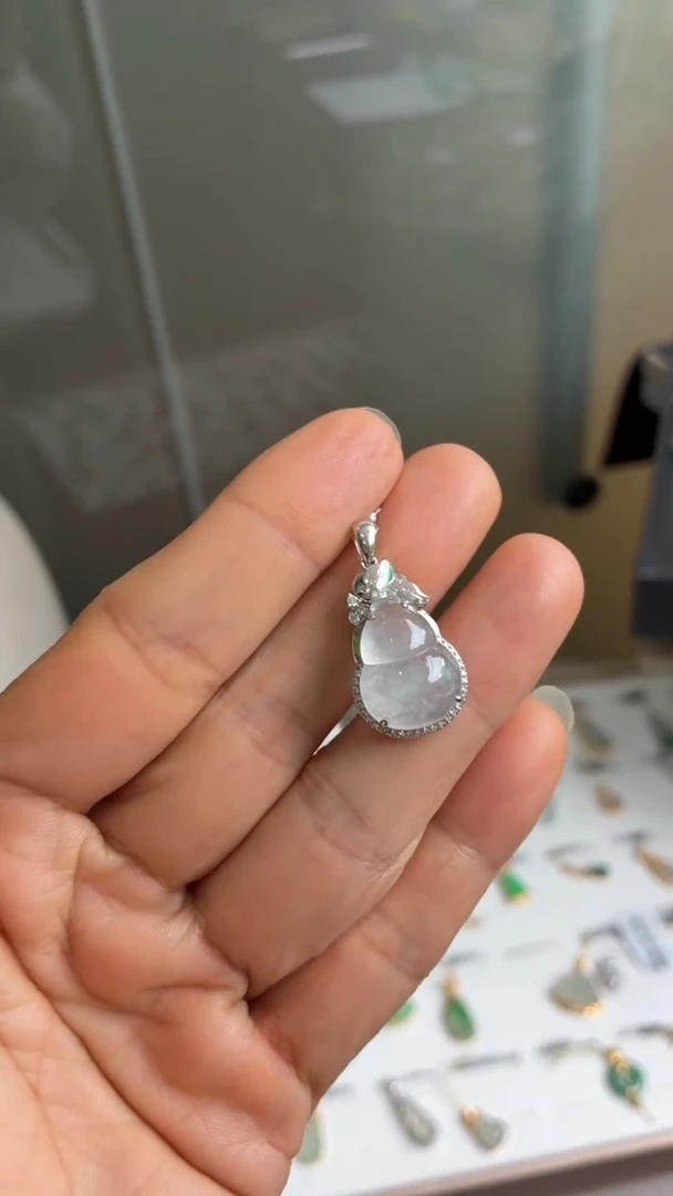 颈饰18K金镶嵌翡翠天然翡翠A货