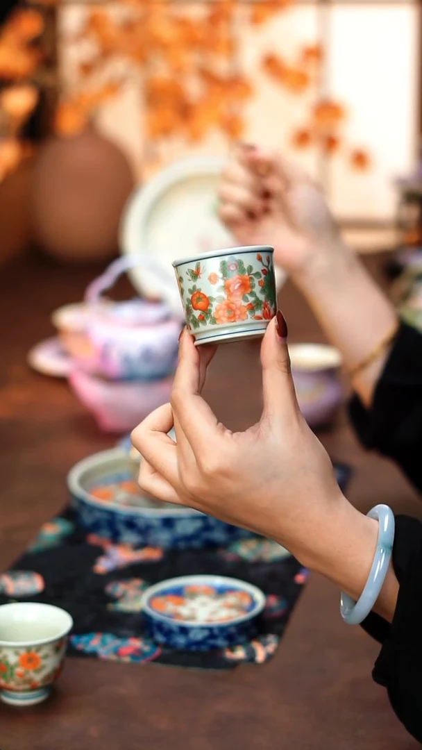 陶栖堂青花红绿彩容天杯