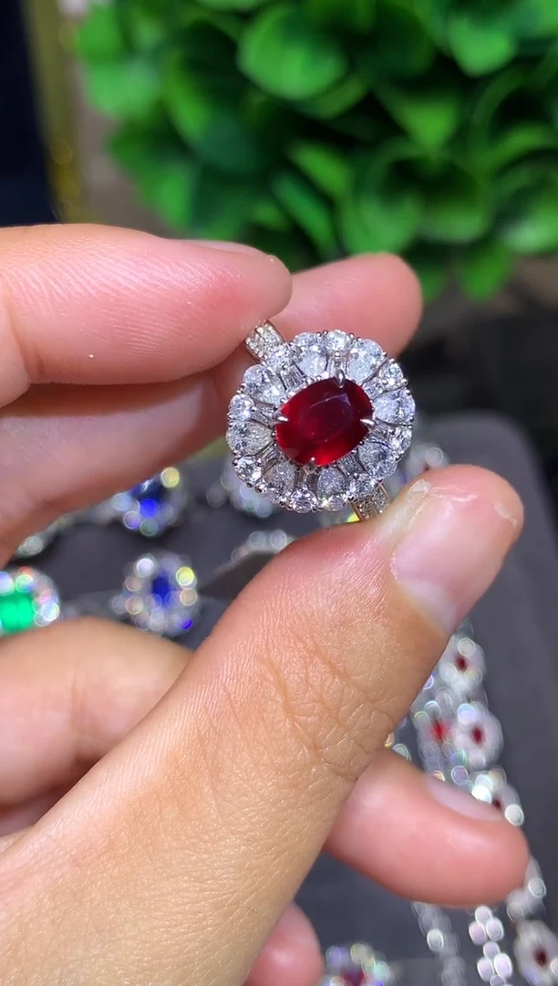 18K金镶嵌戒指红宝石1.39CT