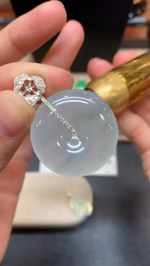 颈饰18K金镶嵌翡翠平安扣【无服务费