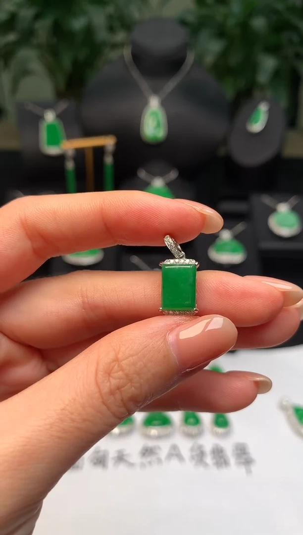 颈饰18K金镶嵌翡翠无事牌