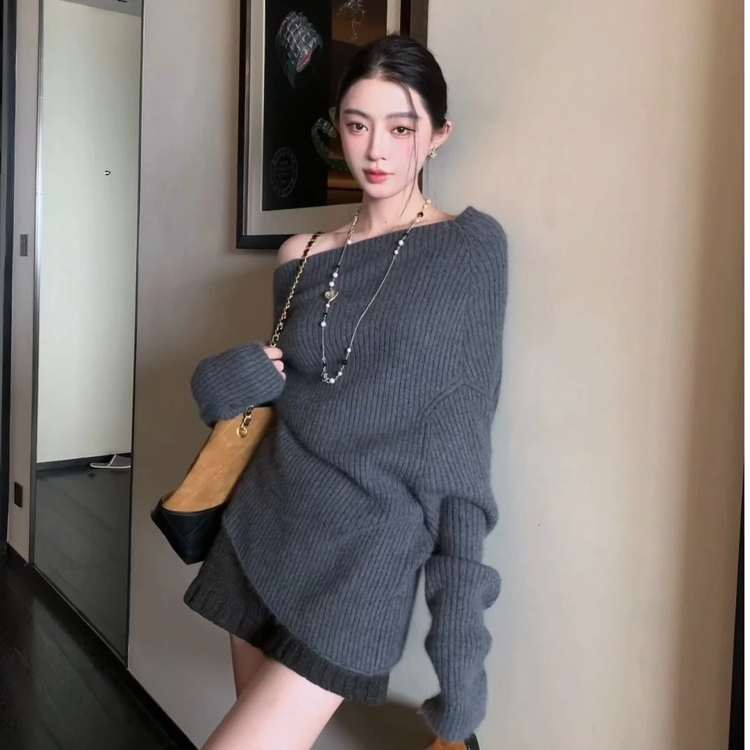 美式复古风灰色斜肩针织衫女秋冬季新款时尚氛围感宽松长袖毛衣