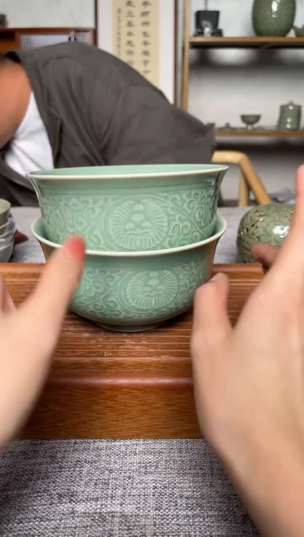 瓷器5.7英寸青瓷缠枝菊纹碗2个   微瑕
