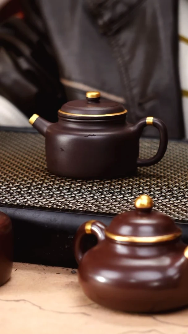 茶壶紫砂四号井茄皮紫泥描金小德钟130cc