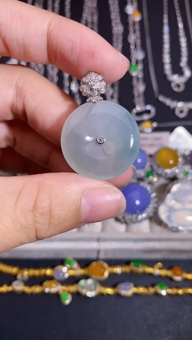 颈饰18K金镶嵌翡翠吊坠