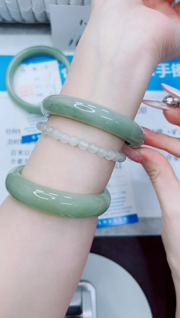 石英质玉手镯未镶嵌79/58