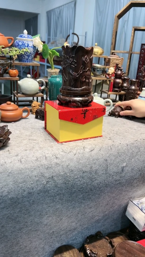【闪购商品】风车木（黑檀木）荷花笔筒+如意底座一套