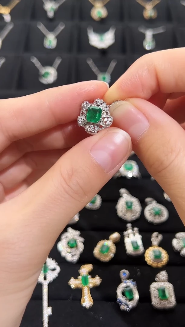 【闪购商品】祖母绿吊坠(不含链)18K金镶嵌祖母绿