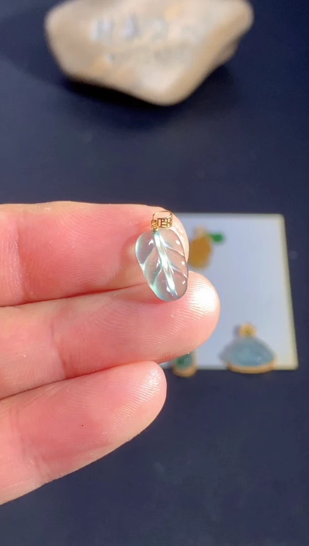 颈饰18K金镶嵌翡翠